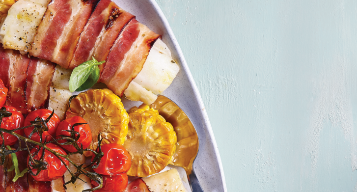 Filetes com bacon e tomate no forno